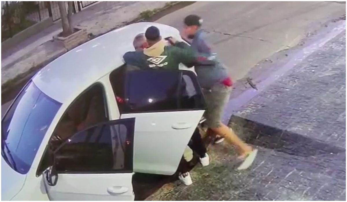 VIDEO: Así delincuentes armados le robaron el auto a un vecino en Lanús.