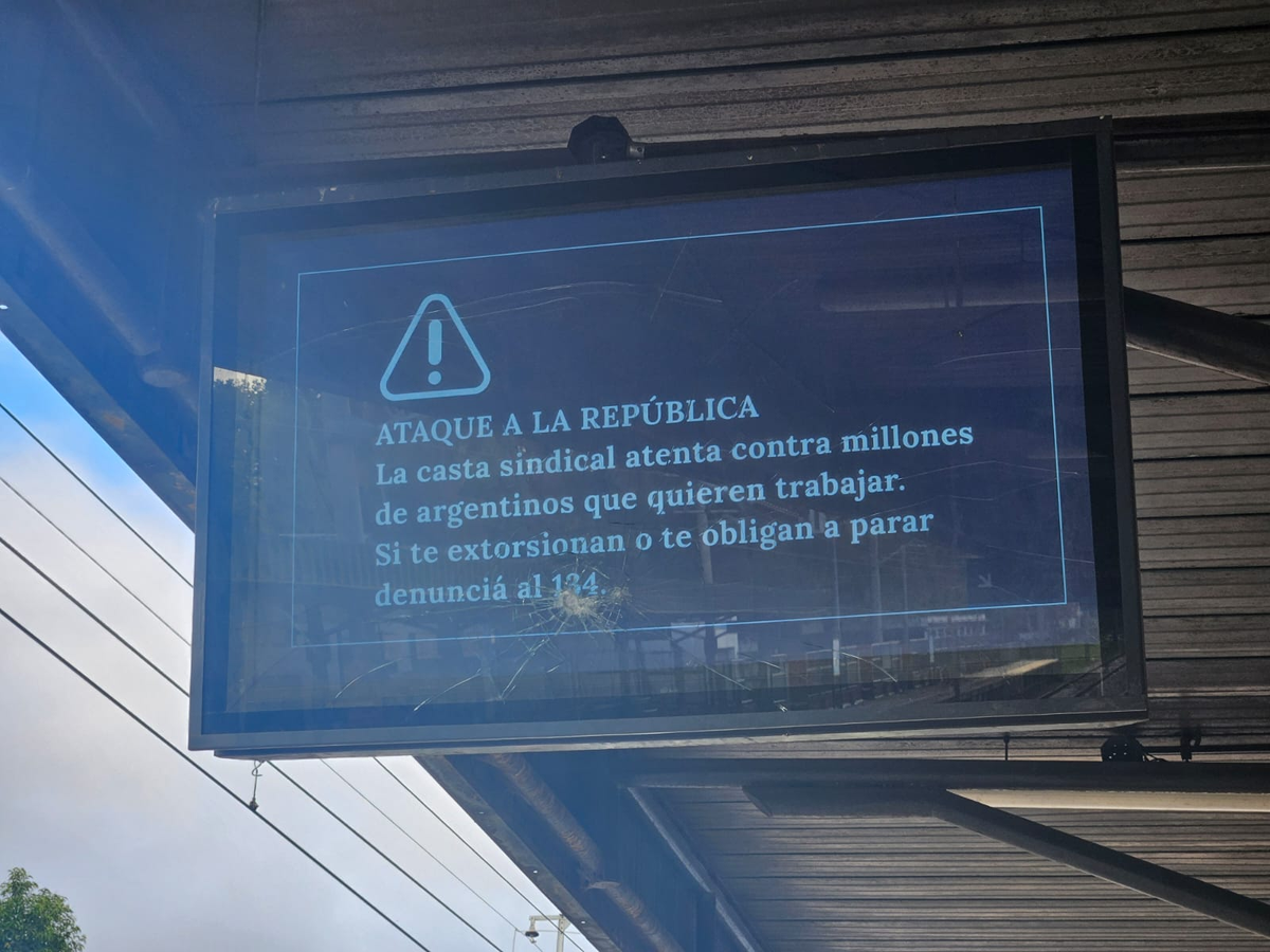 El mensaje del Gobierno en las pantallas de la estación de Monte Grande.
