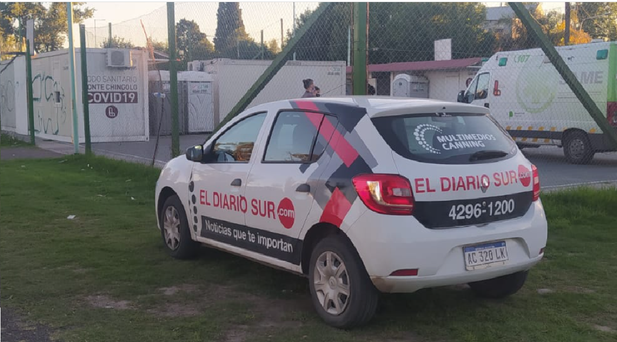 El auto de El Diario Sur estacionado en el lugar de Lanús donde se produjo el ataque.
