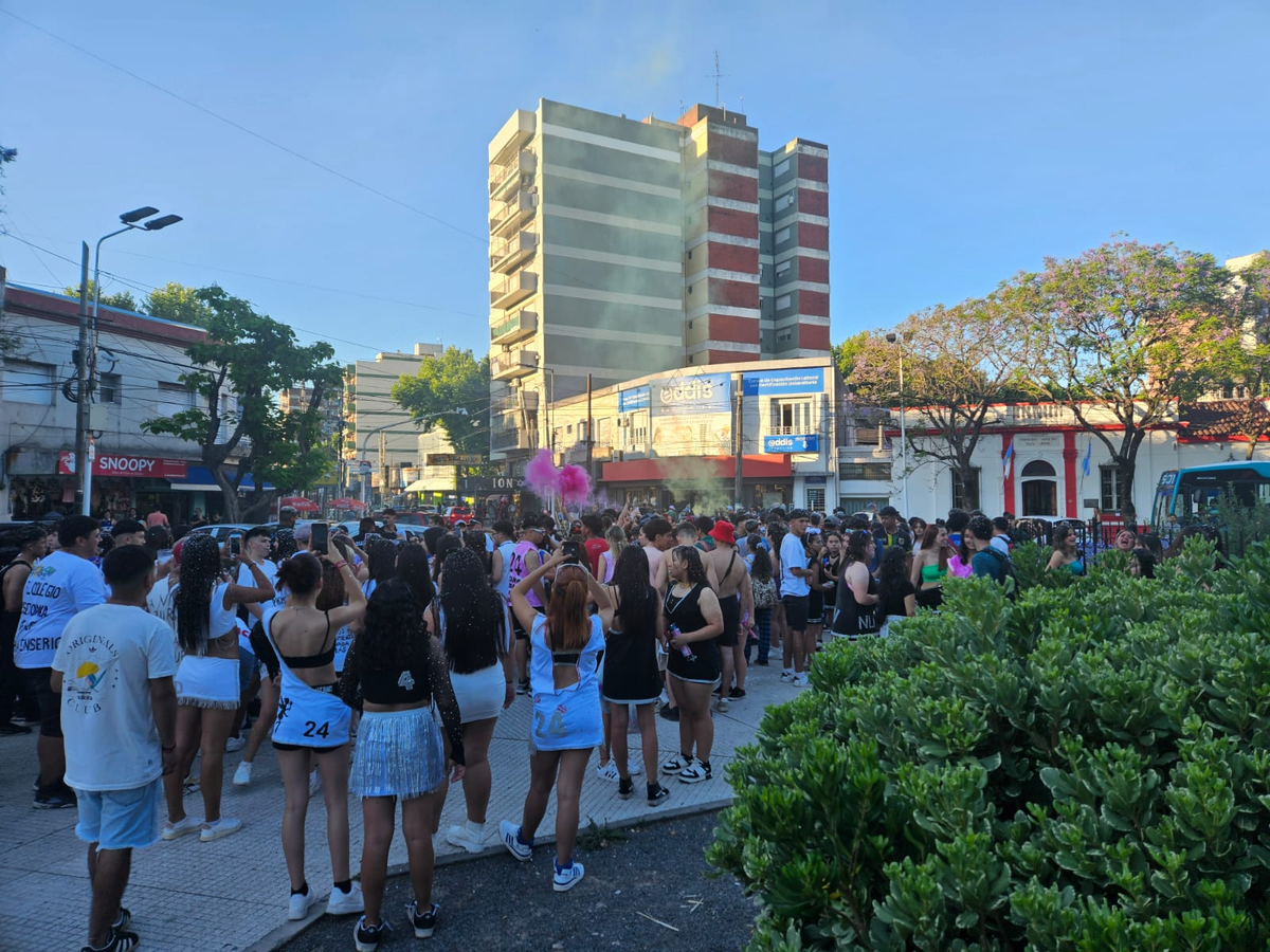 Los egresados llegaron a la plaza Mitre caminando por la calle Alem.