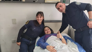 Policías de Lomas asistieron un parto de urgencia en plena calle y salvaron a una recién nacida
