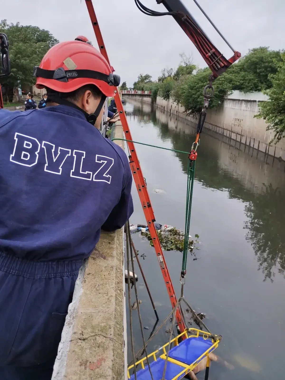 Bomberos y efectivos policiales trabajaron en el Arroyo del Rey, en el partido de Lomas de Zamora, para retirar el cuerpo hallado este lunes.
