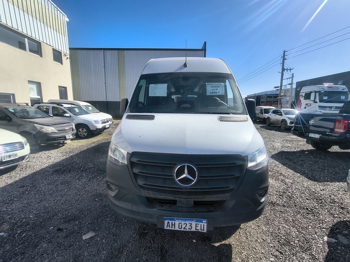 La Mercedes-Benz Sprinter 517 CDI Minibus es otra de las unidades incluidas en la subasta.