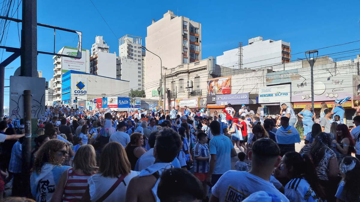 Miles de vecinos llenan el centro de la localidad.