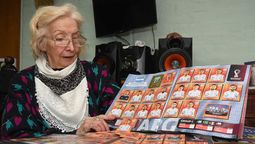 un abuela gasto toda su jubilacion en figuritas del mundial: ya completo dos ejemplares