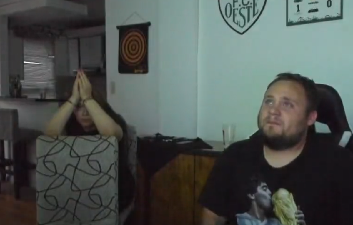 El hincha y su pareja momentos antes del incidente. El video se hizo viral.     