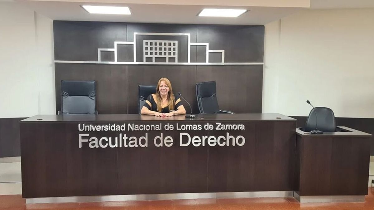 Lizy Tagliani en la facultad de Derecho de la UNLZ. 