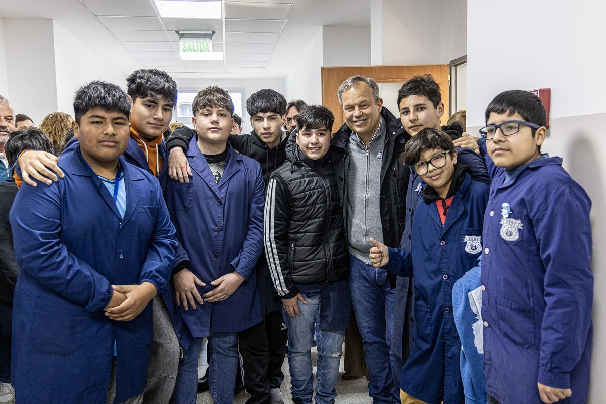 La escuela se ubica en el Sector Industrial Planificado de Almirante Brown.