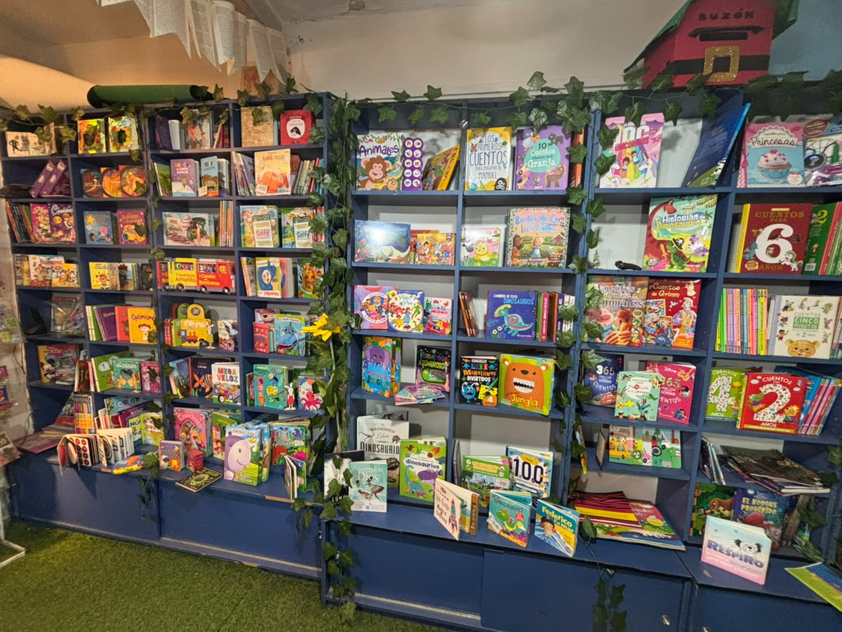 Dalis de Burzaco vende libros infantiles.
