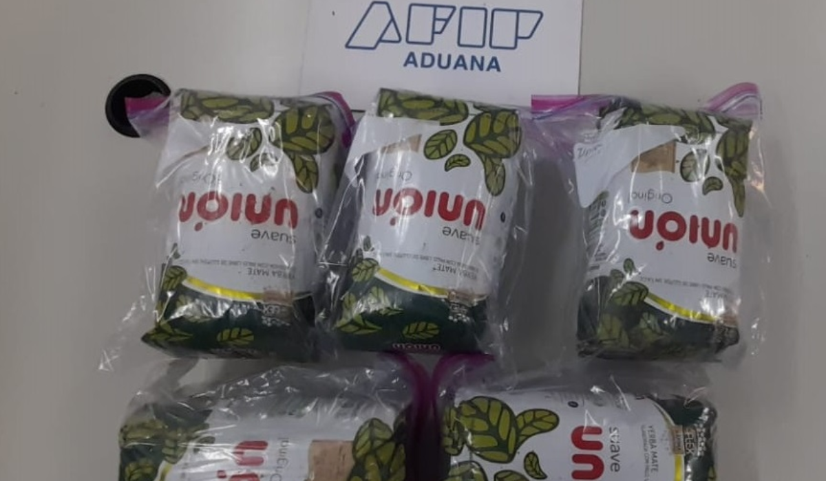 La Aduana descubrió hojas de coca dentro de paquetes de yerba en Ezeiza