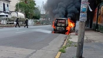 Lanús: se incendió una camioneta en plena Avenida Hipólito Yrigoyen y generó caos de tránsito
