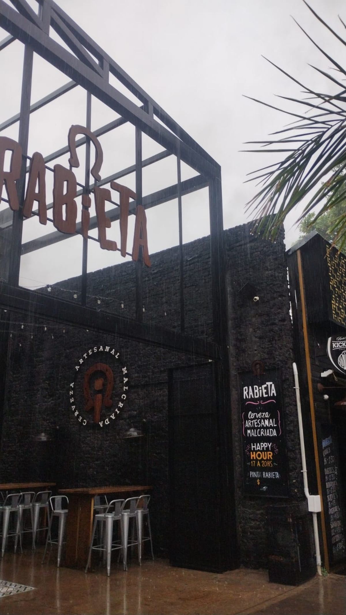 Desde el bar Rabietta avisaron a los dueños de Kick Off del incendio que se estaba ocasionando en la terraza.