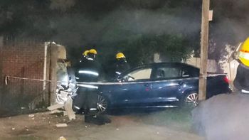 Almirante Brown: conductor chocó contra el frente de una vivienda y dañó una cabina de gas