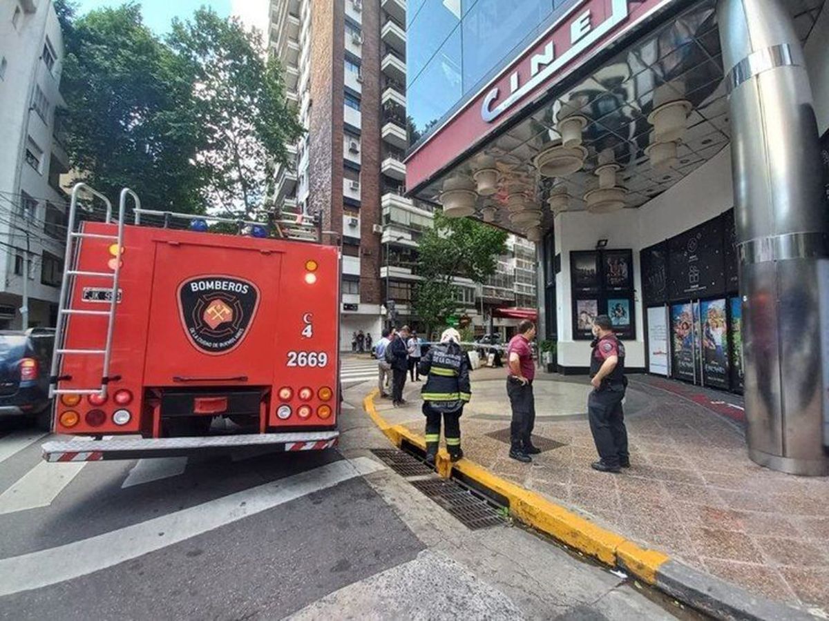 Los bomberos de la Ciudad estuvieron que acudir a evacuar a 150 personas que estaban en el cine.