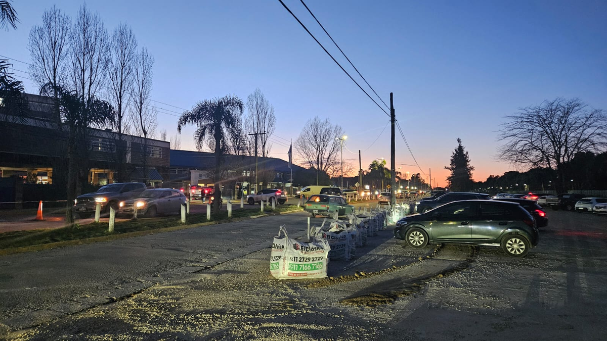 Los bolsones de materiales con los que quer&iacute;an impedir el acceso al estacionamiento.
