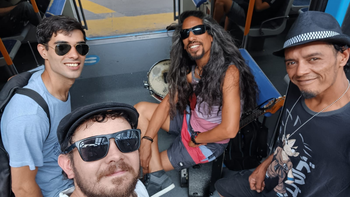 “Vieja Escuela”: una banda de amigos que aporta rock para los pasajeros del Tren Roca