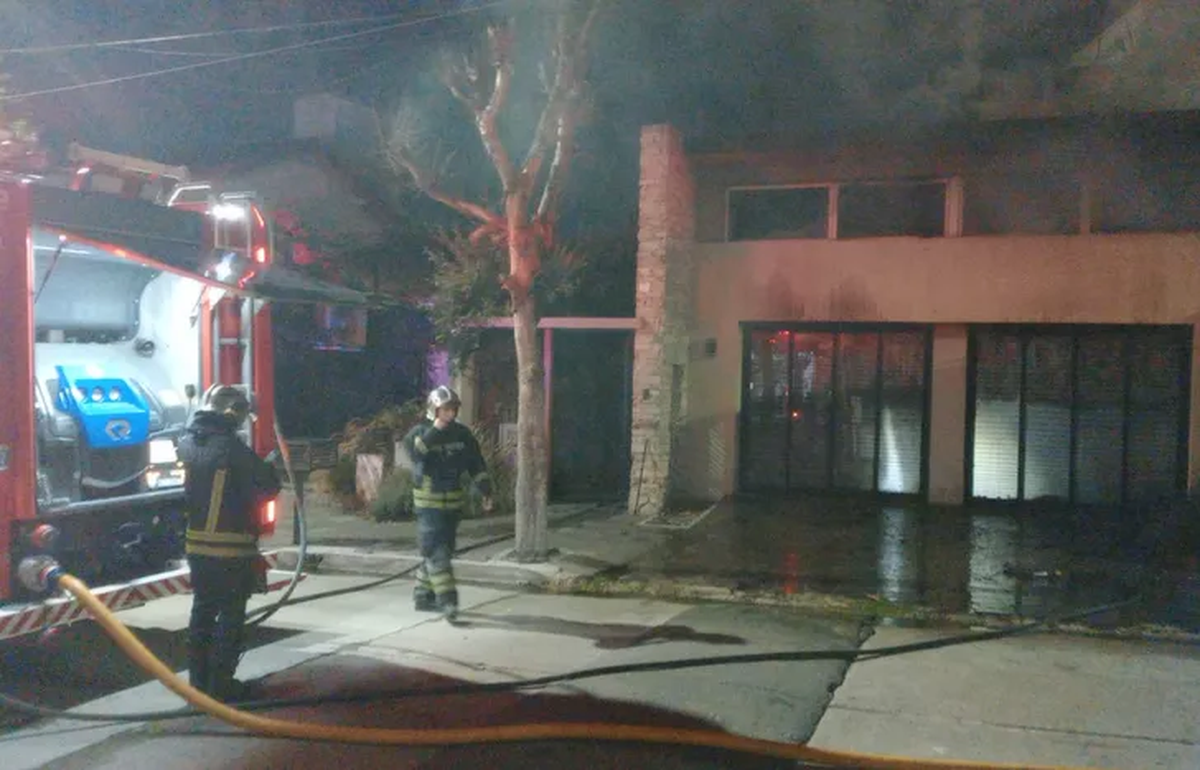 El despliegue de los Bomberos en el centro de Lomas de Zamora. 