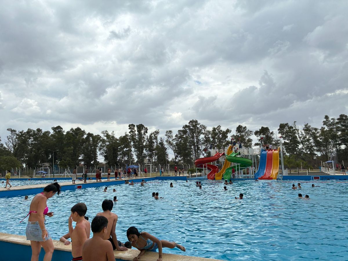 El Parque de Villa Albertina ofrece espacios verdes, juegos y áreas de descanso pensadas para el disfrute de toda la familia, en especial de los más chicos. 