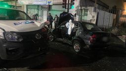 un patrullero y un auto chocaron en temperley: un hombre fue rescatado del vehiculo particular