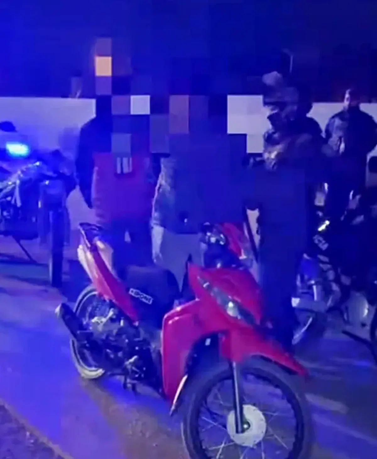 El momento en que la Policía detuvo en Junín a los dos jóvenes que circulaban en una moto robada en Lomas de Zamora.
