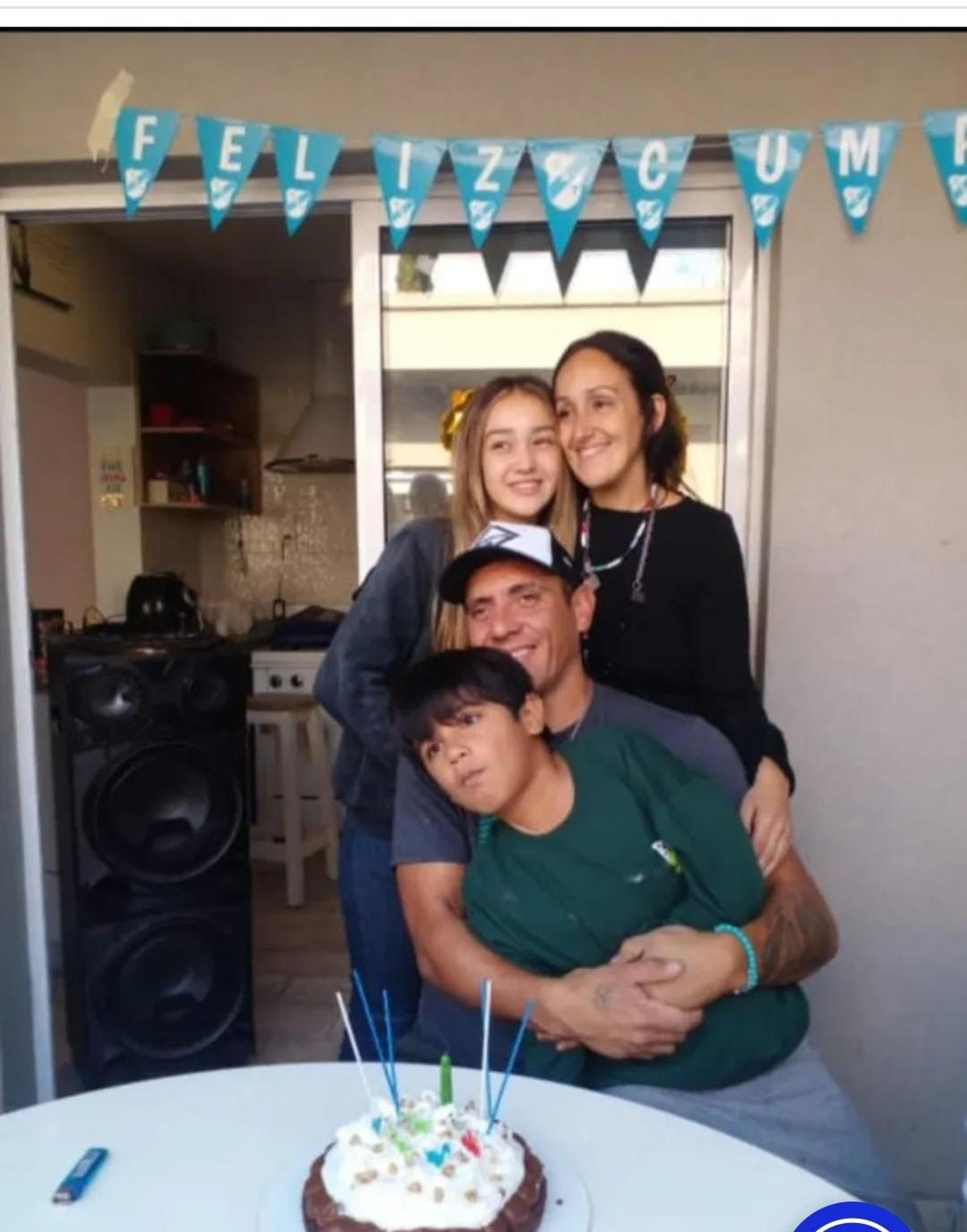 Samuel junto a su familia en Lavallol. Samuel junto a su familia en Lavallol.