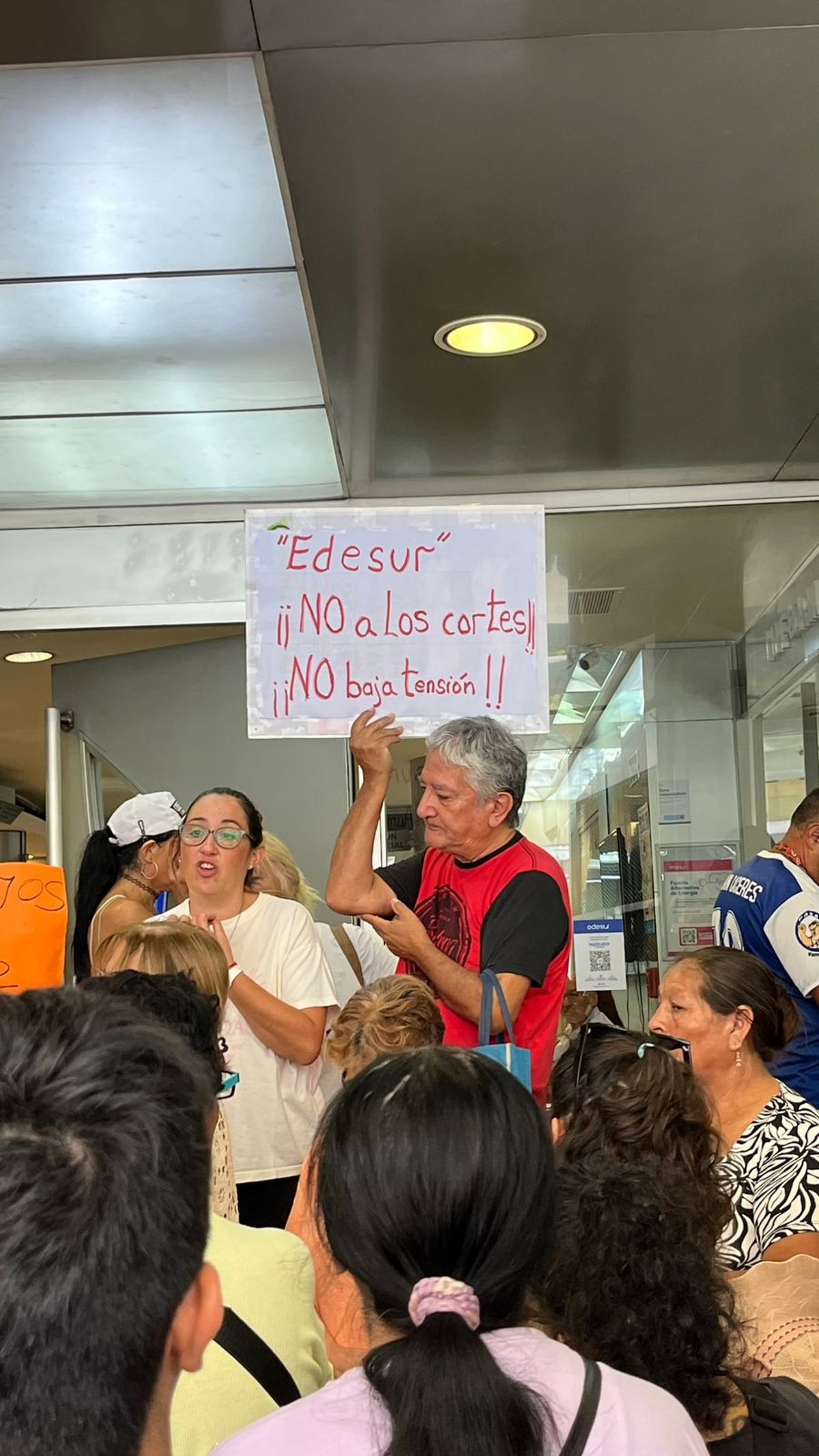 Marina Lesci, secretaria de Relaciones con la Comunidad de Lomas de Zamora, estuvo presente durante la protesta de vecinos. 