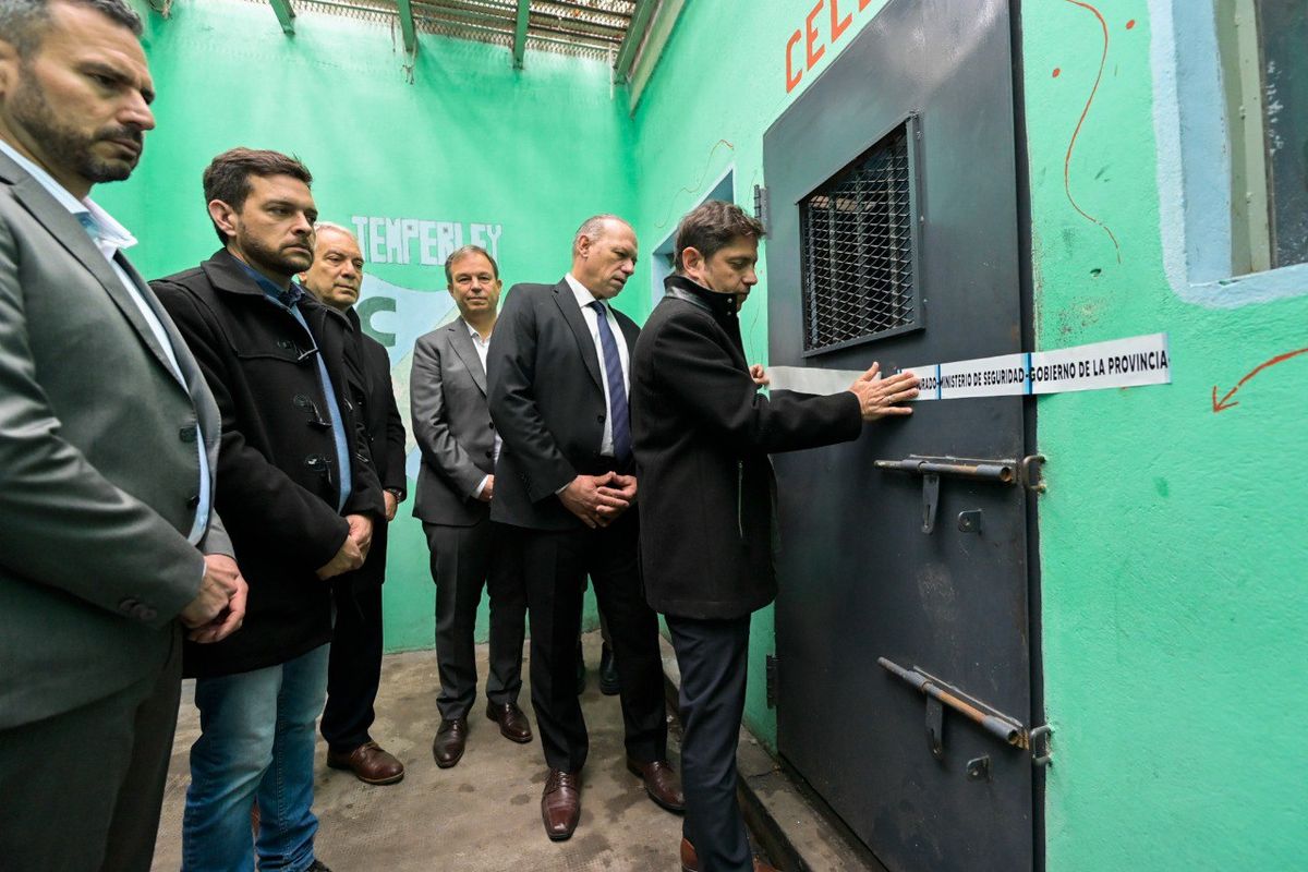 Kicillof durante la clausura de los calabozos en Almirante Brown.