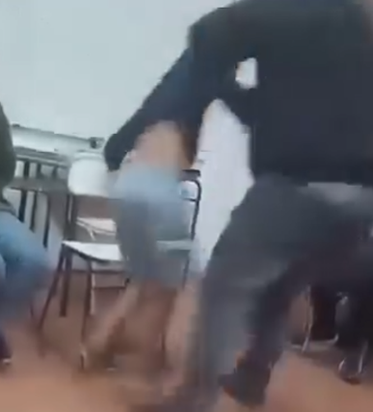 El profesor de secundaria arrastrando al alumno.