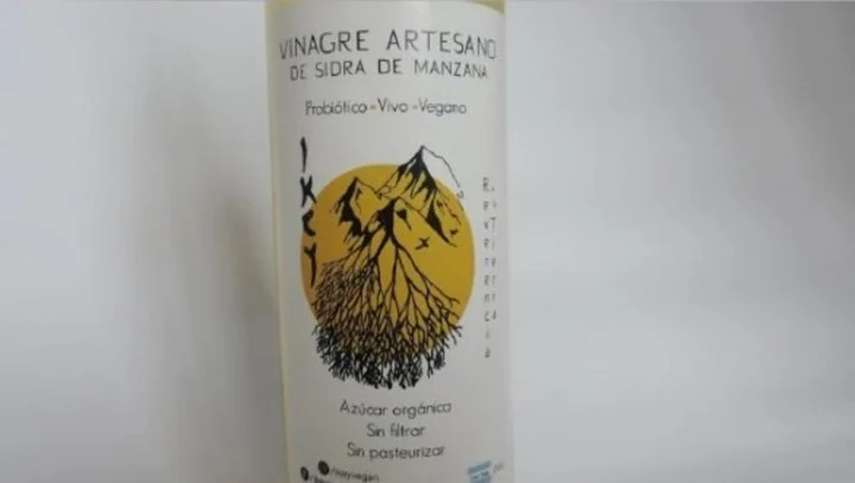 El vinagre artesano de sidra de manzana probi&oacute;tico vivo vegano.