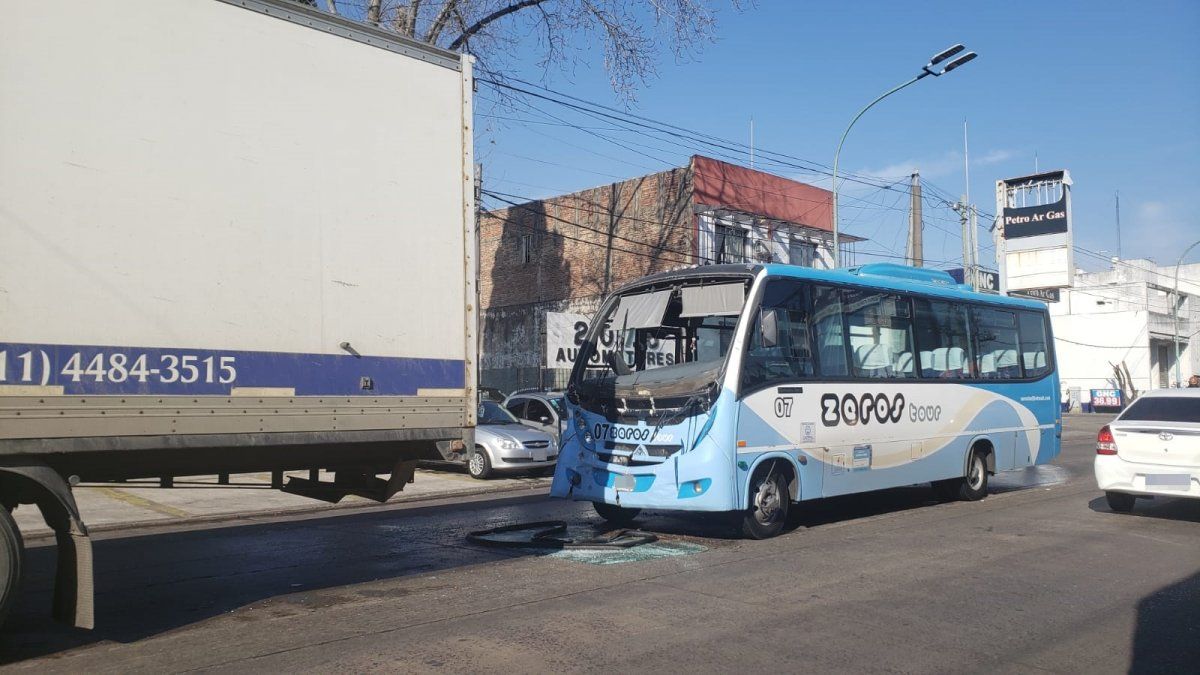 Accidente sobre la avenida Eva Perón, en Temperley.