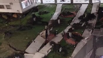 Derrumbe en un edificio de Parque Patricios: 300 vecinos afectados y autos bajo los escombros