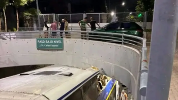 Banfield: un micro con hinchas de Chaco For Ever chocó contra un túnel y dejó heridos