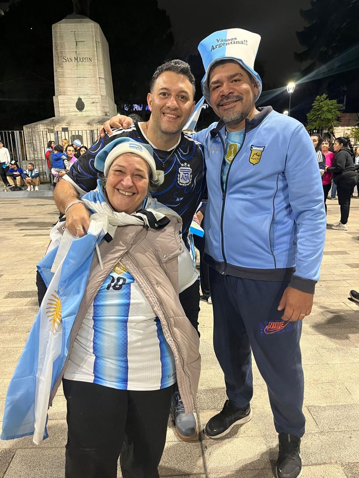 Francisco, Gastón y Herminia vivieron el partido con tensión hasta el final y luego se sumaron al festejo en la Plaza Grigera. Francisco, Gastón y Herminia vivieron el partido con tensión hasta el final y luego se sumaron al festejo en la Plaza Grigera.
