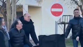 Intendente de Neuquén inauguró un cartel de cambio de mano y fue criticado en las redes sociales