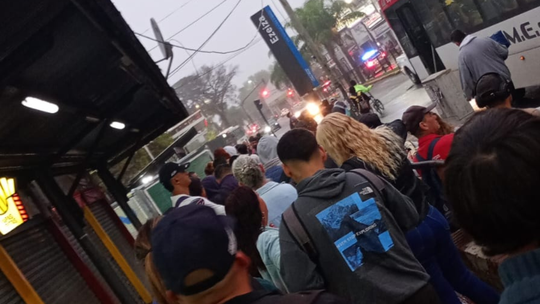 Continúan los reclamos por el funcionamiento de la línea 518 en Canning: denuncian demoras