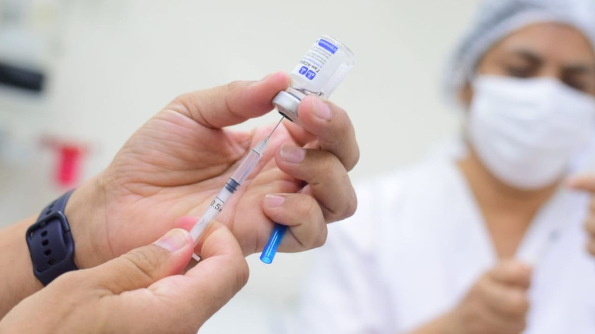 El gobierno evalúa aplicar terceras dosis: qué vacunas se darán y qué grupos las recibirían