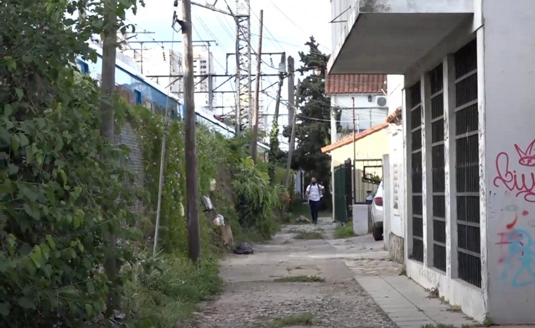Además de la falta de mantenimiento, el Tren Roca aturde a los vecinos que viven en el Pasaje Zenón Gómez.
