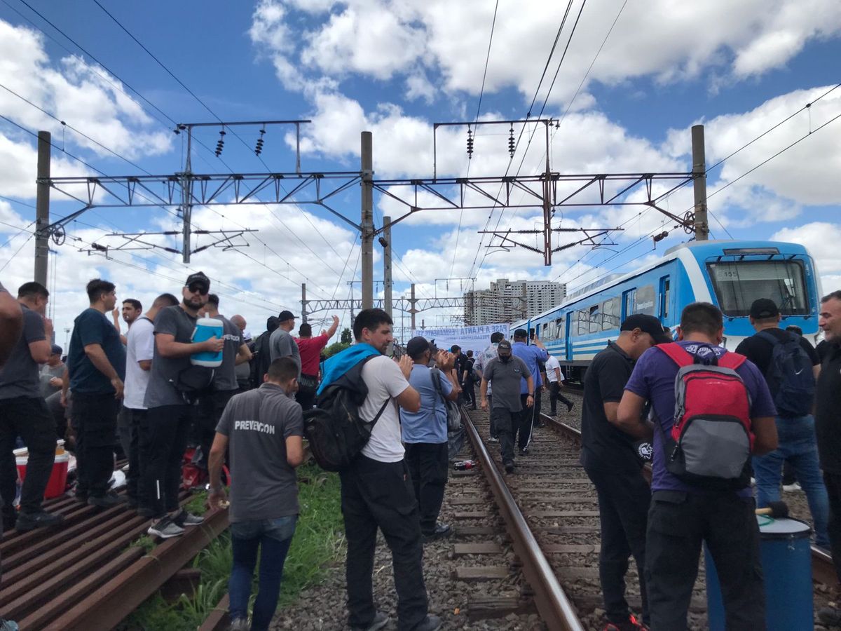 Los trabajadores tercerizados del Tren Roca anunciaron un corte de vías para mañana