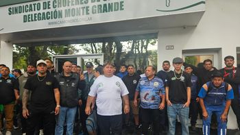 Fabián Arevalo junto a trabajadores camioneros.
