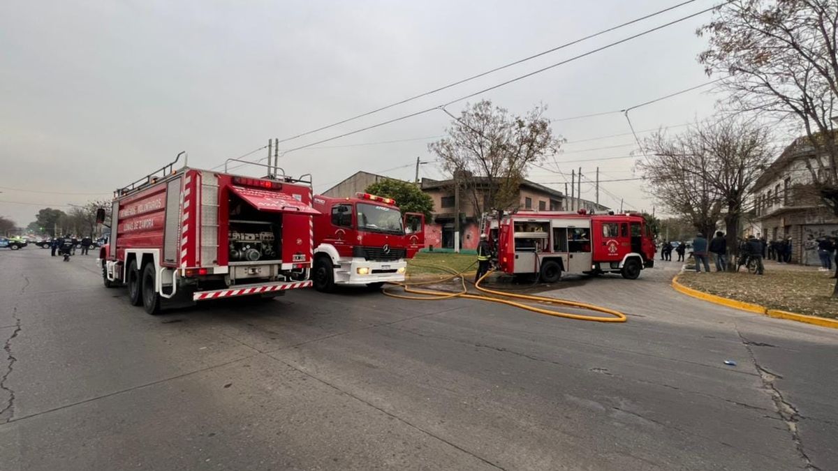 Tres dotaciones del cuerpo de Bomberos Voluntarios de Lomas de Zamora trabajaron en el lugar del incendio.
