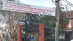 lomas: colocaron un pasacalles en el consulado italiano para pedir mas turnos para la ciudadania