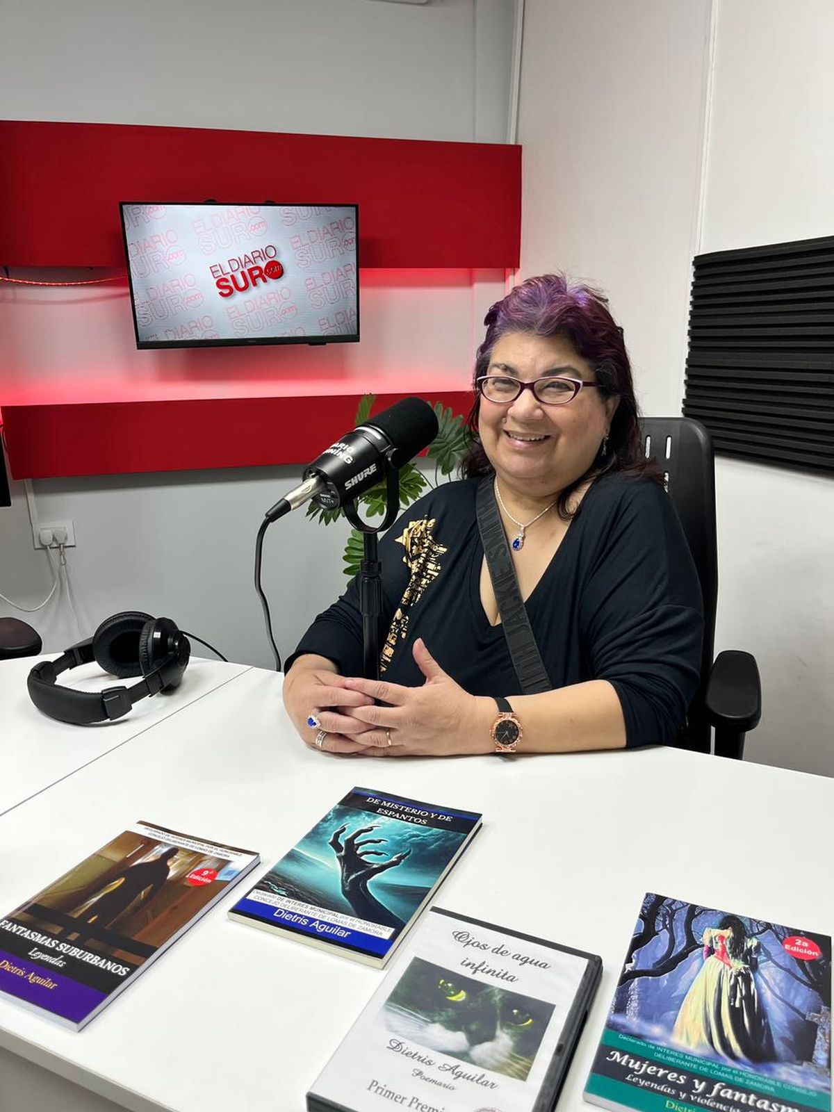 Dietris Aguilar durante su paso por el estudio de El Diario Sur, donde habló sobre los 10 años de Fantasmas Suburbanos.