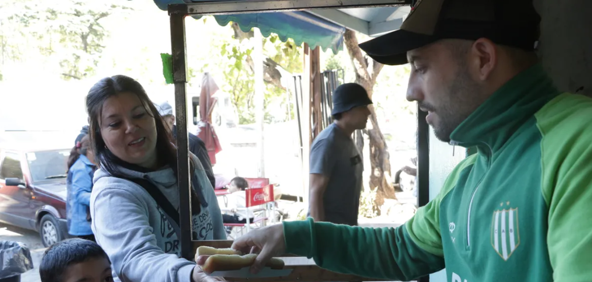 Un puesto de panchos en el centro de Monte Grande.