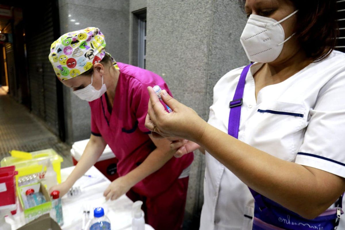 Habrá puestos de vacunación que atenderán hasta la medianoche en Lomas de Zamora y Banfield.