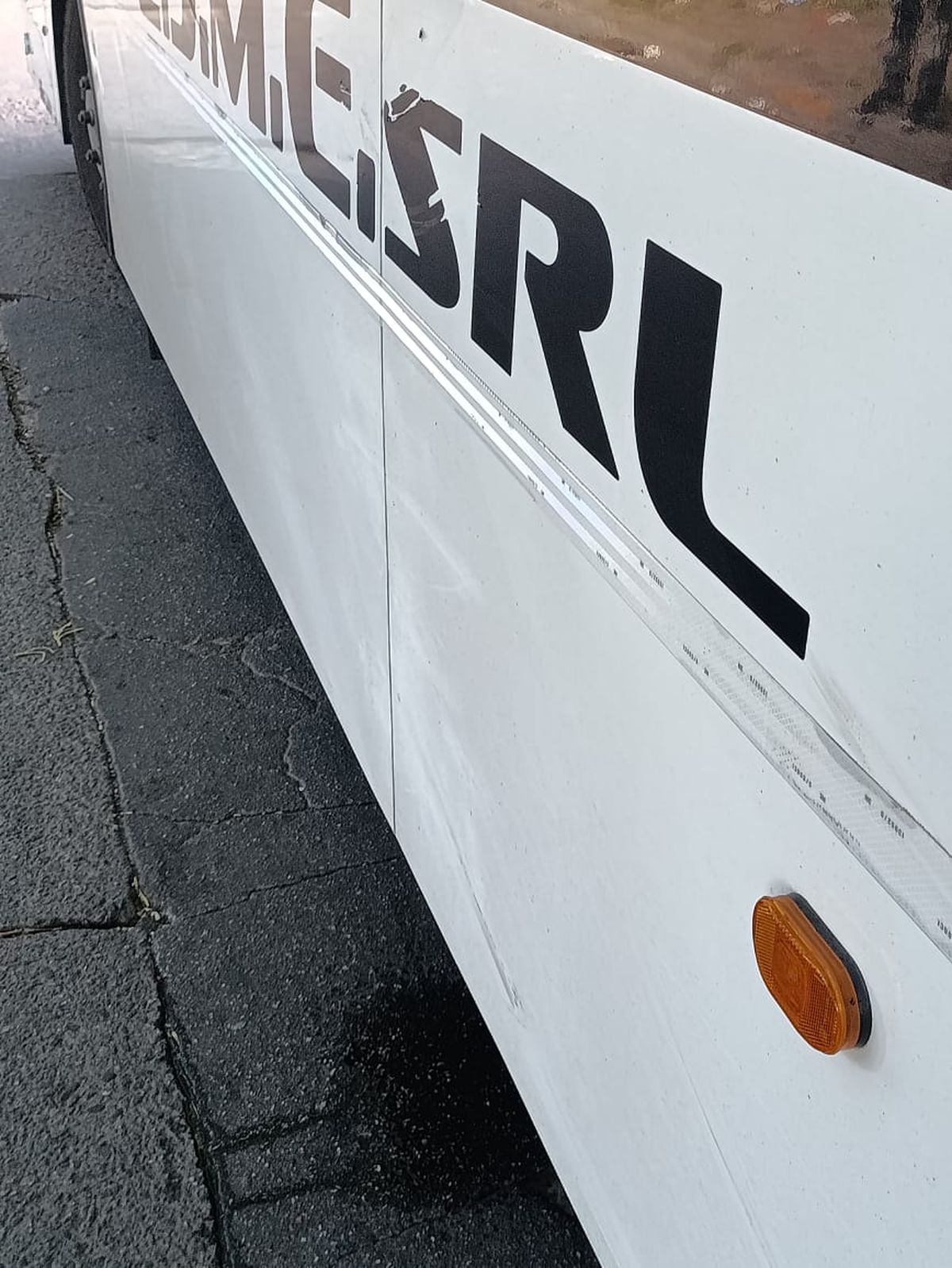 El colectivo que protagonizó el accidente en Ezeiza. 