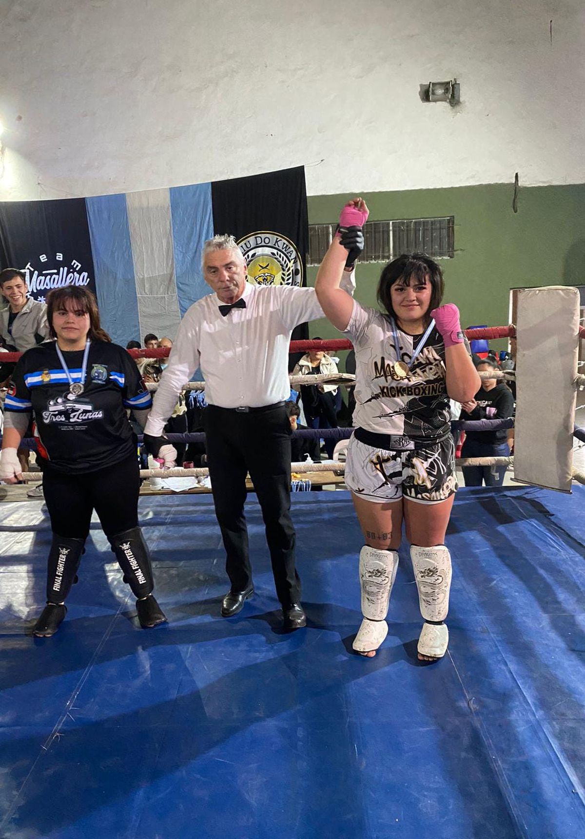 Abril Albornoz festejó en kick boxing.