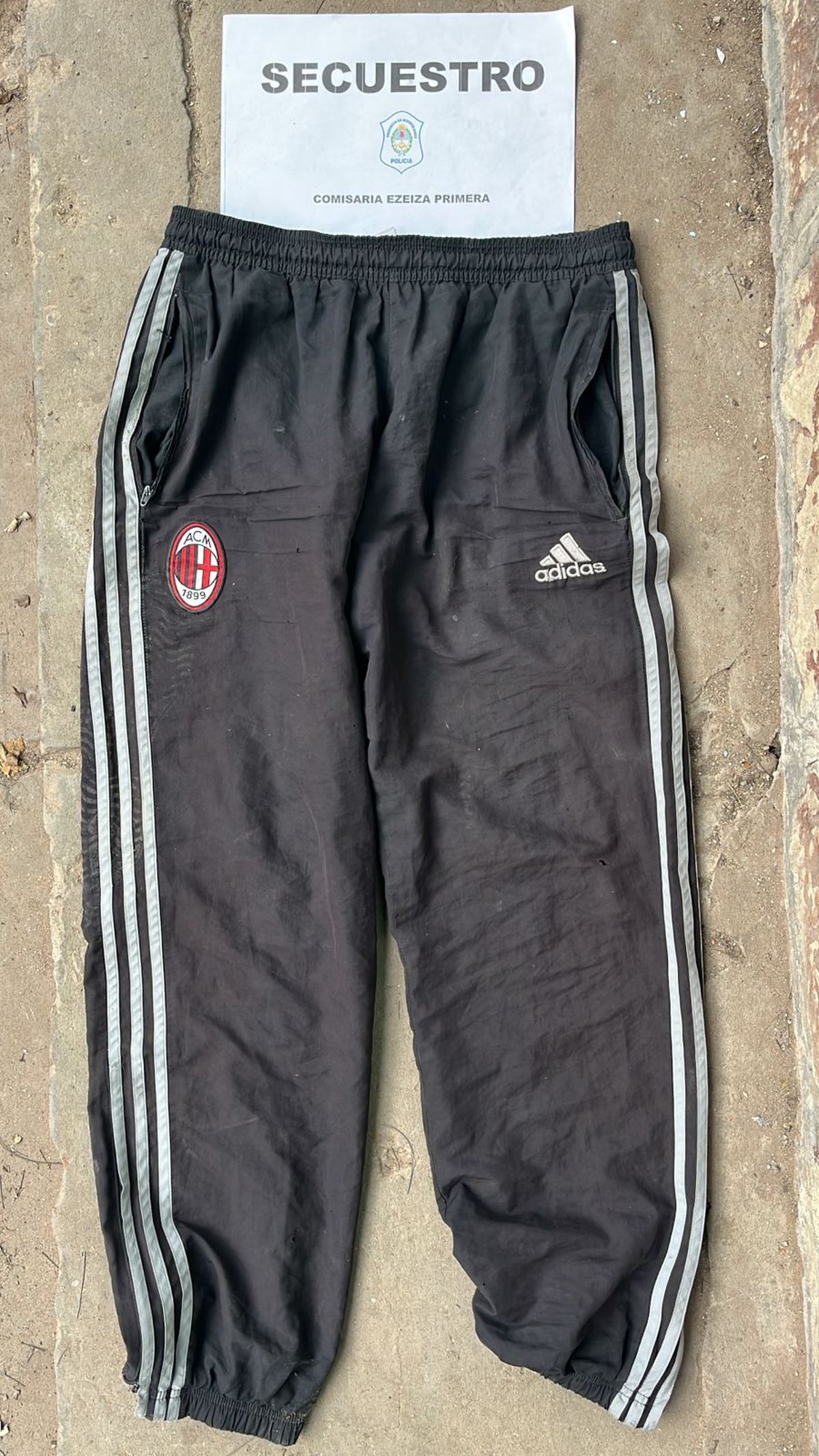 Parte de la ropa que fue secuestrada luego de la detención en Ezeiza. 