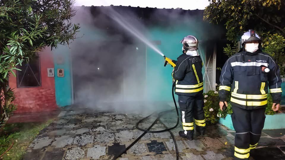 Bomberos de Lomas de Zamora trabajan para apagar el incendio en Temperley.