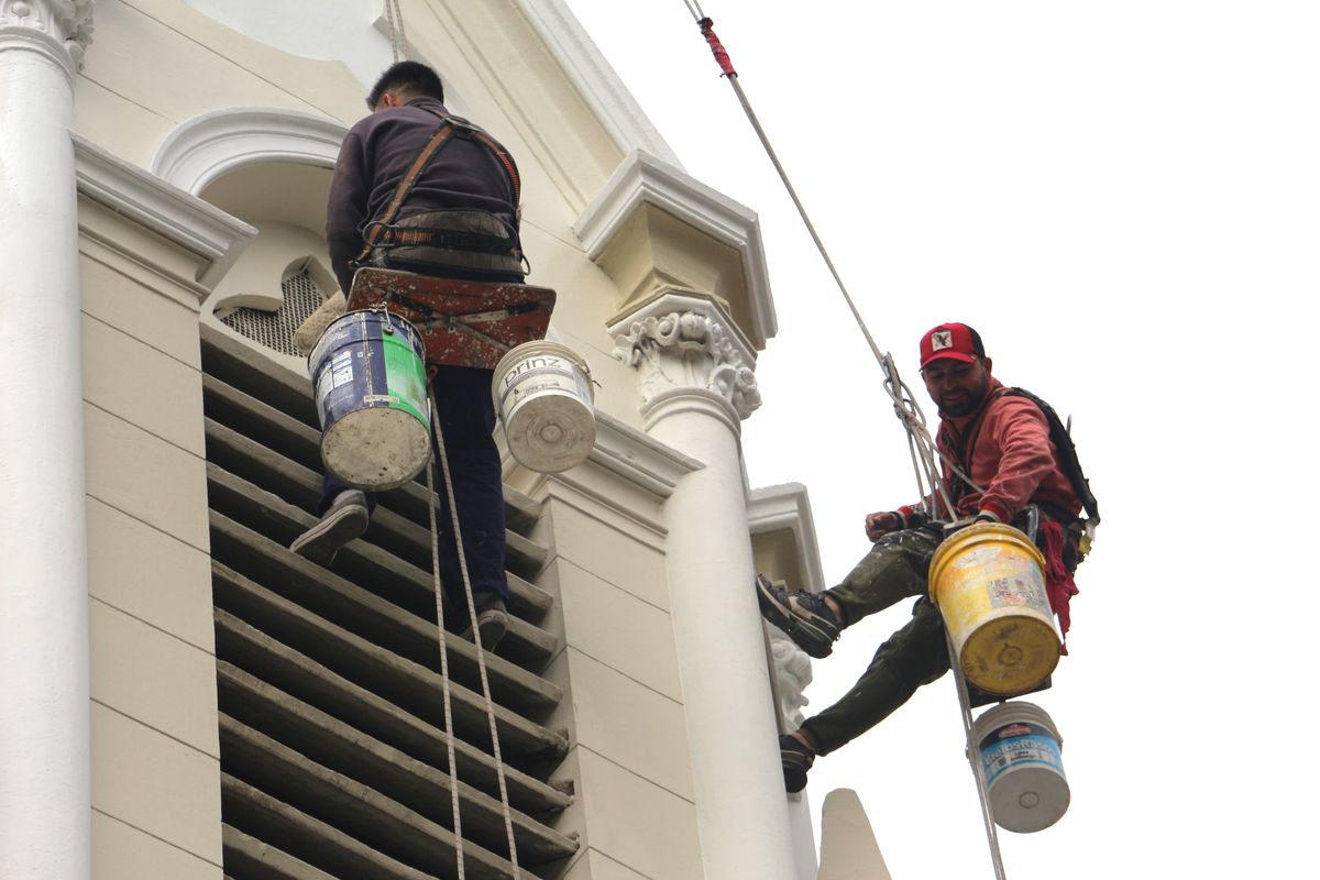 Se encuentran realizando trabajos de pintura sobre la cúpula de la Parroquia Monte Grande. 