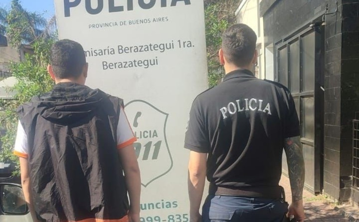 El barra brava intentó ingresar a la cancha de Berazategui y lo detuvieron. 
